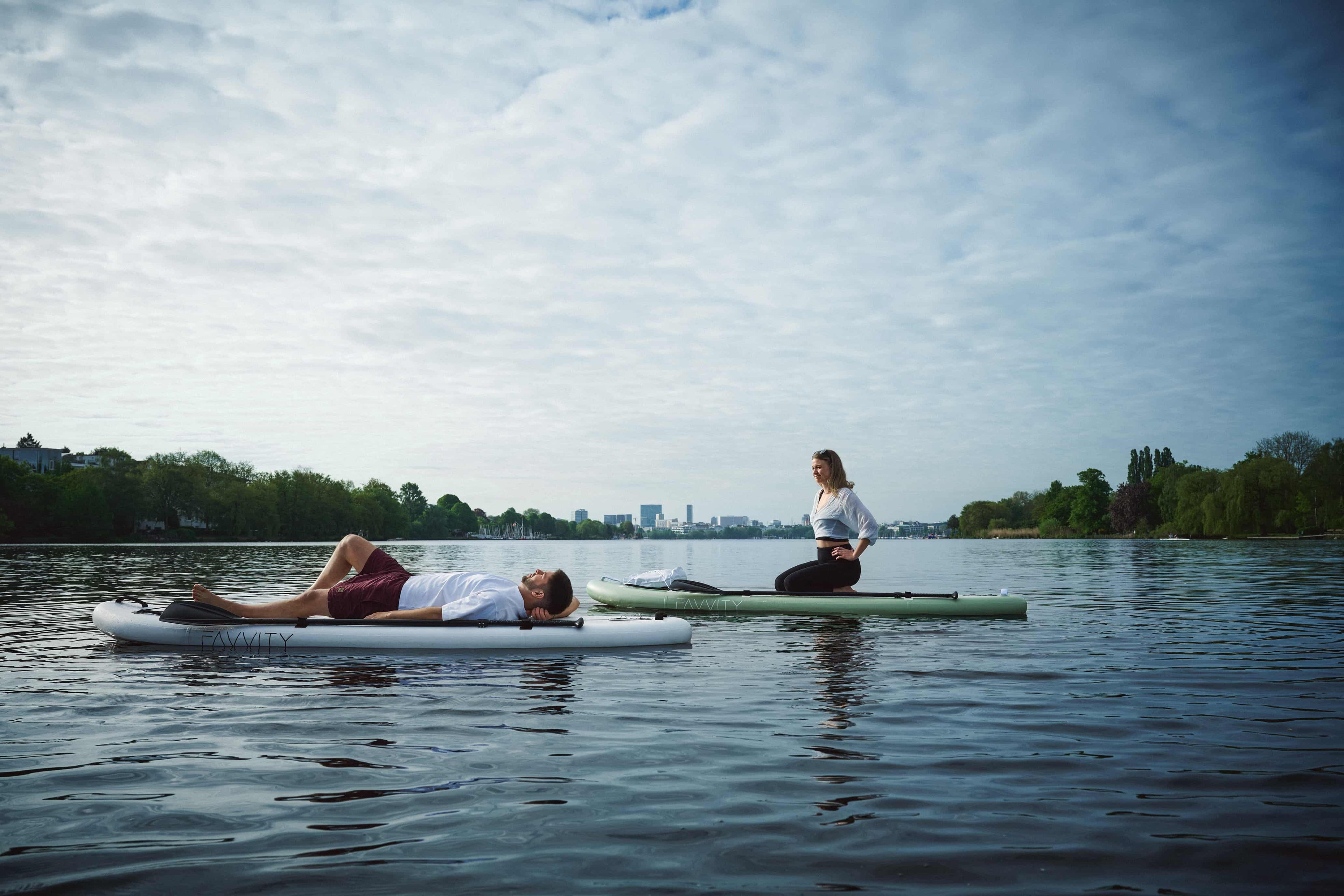 Paddler auf dem Favvity SUP Board bei Sonnenaufgang auf dem Wasser