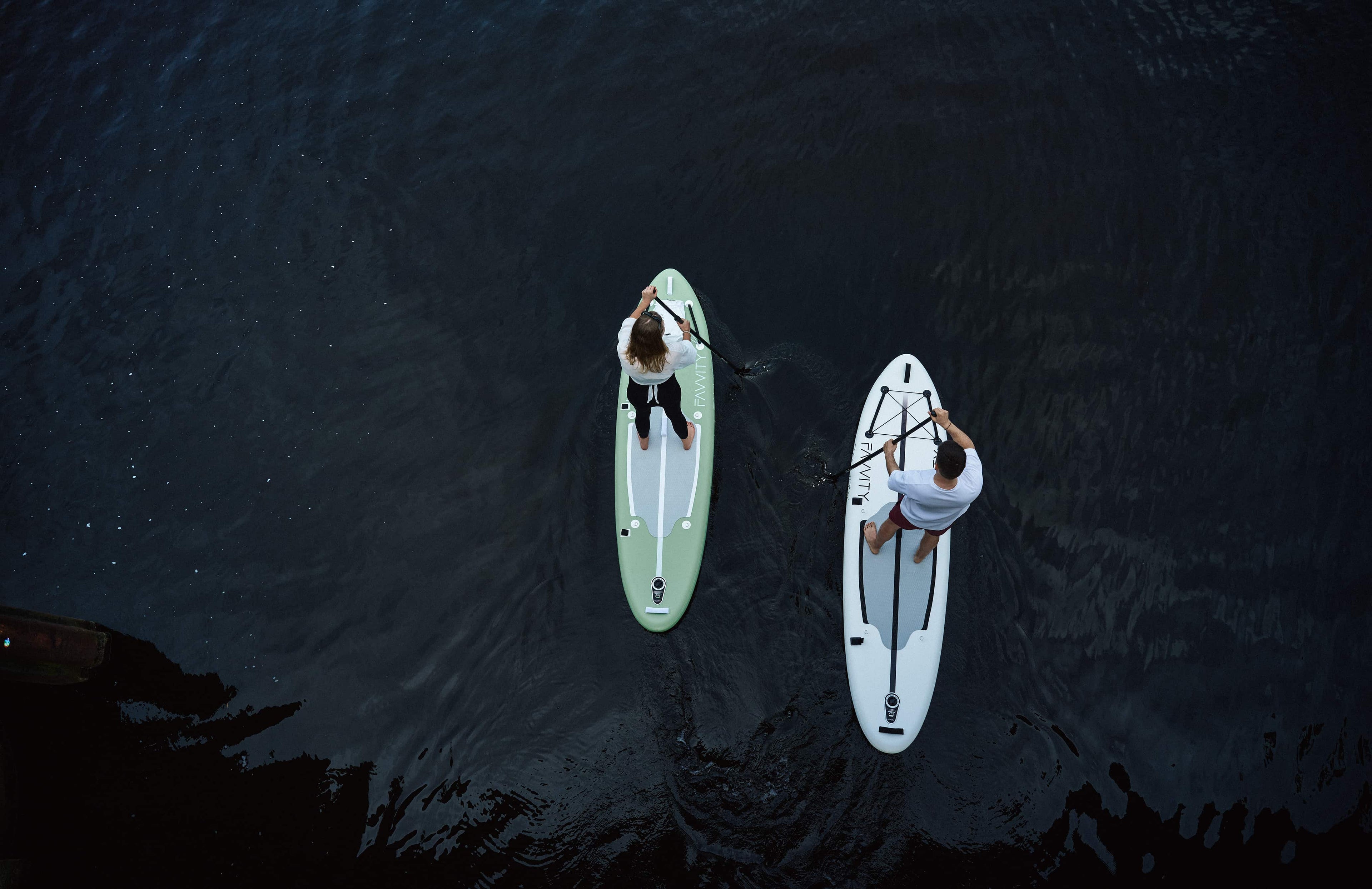 Moderne Stand Up Paddle Boards auf dem Wasser
