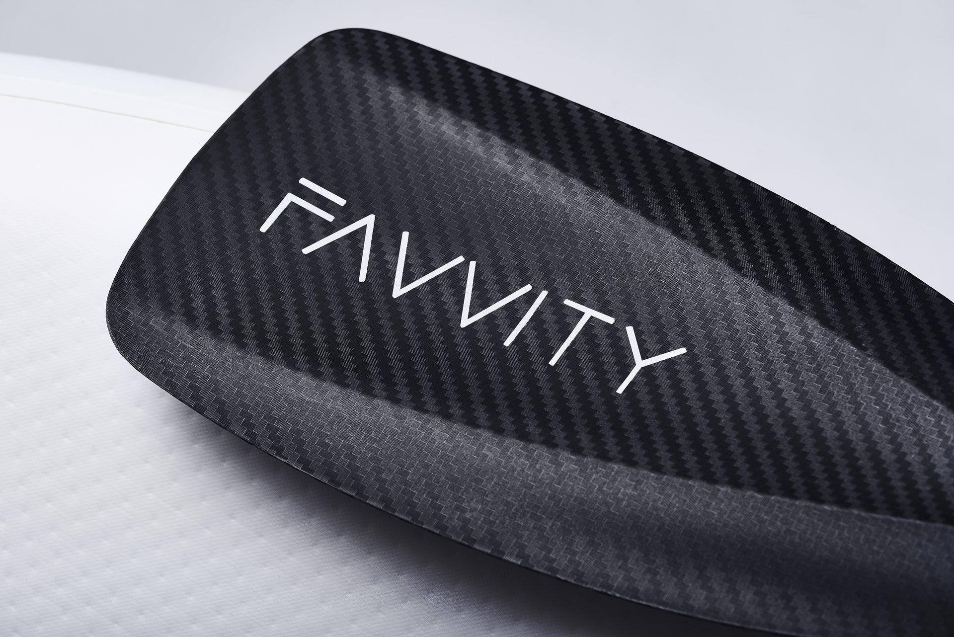 Detailansicht des Favvity Paddels – ergonomischer Griff & hochwertiges Carbon-Design