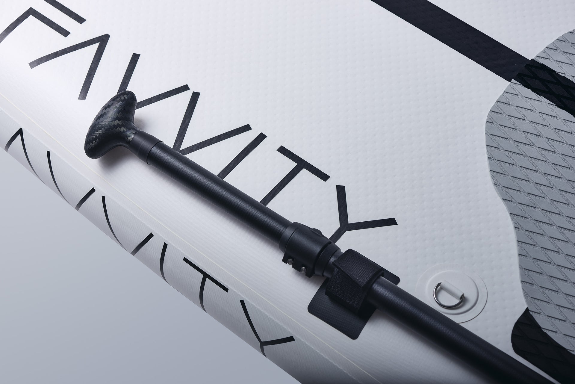 Favvity SUP Paddel im Detail – einfacher Zusammenbau dank Halterung