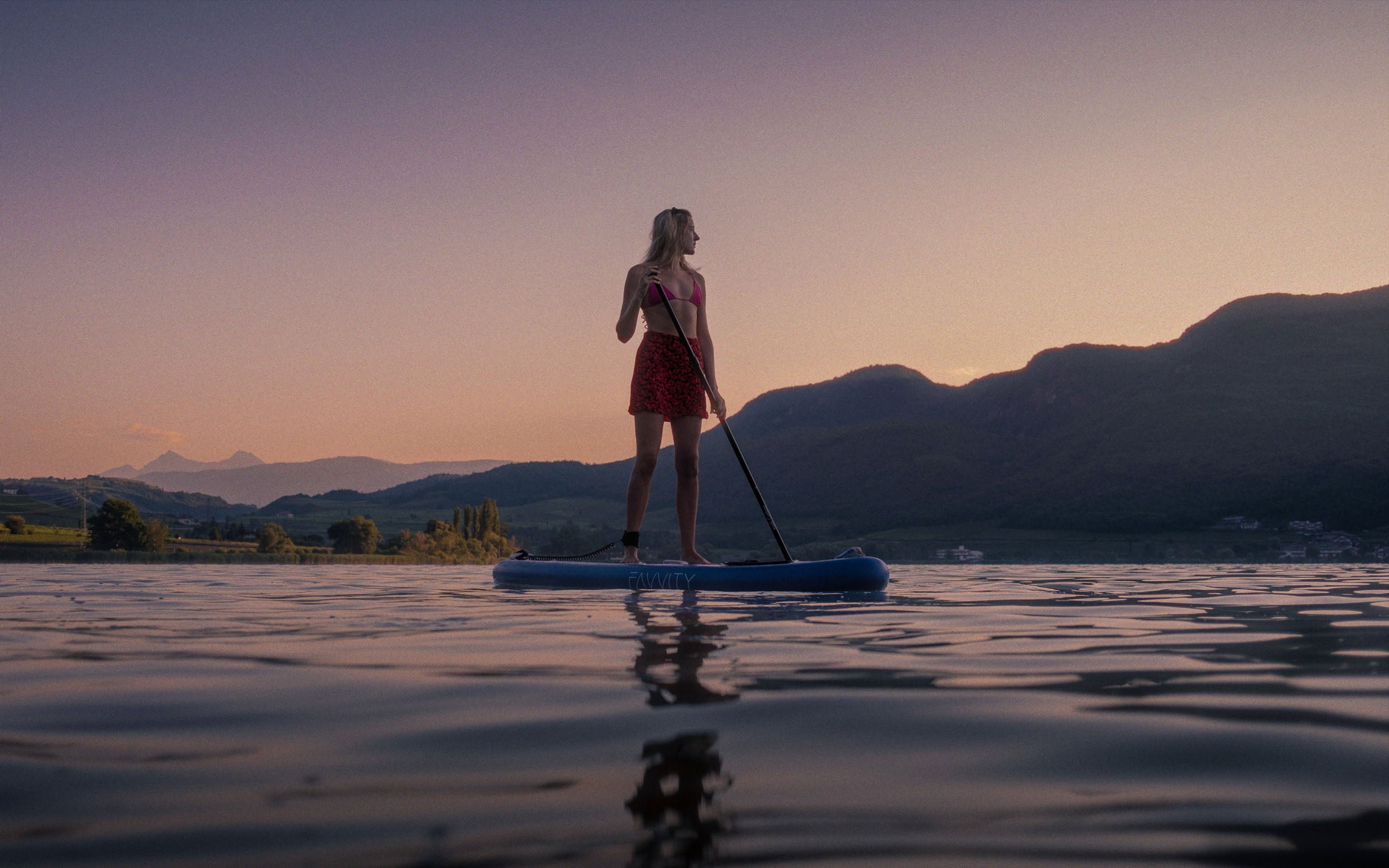 SUP Board Favvity im Einsatz – Stand Up Paddling auf ruhigem Wasser